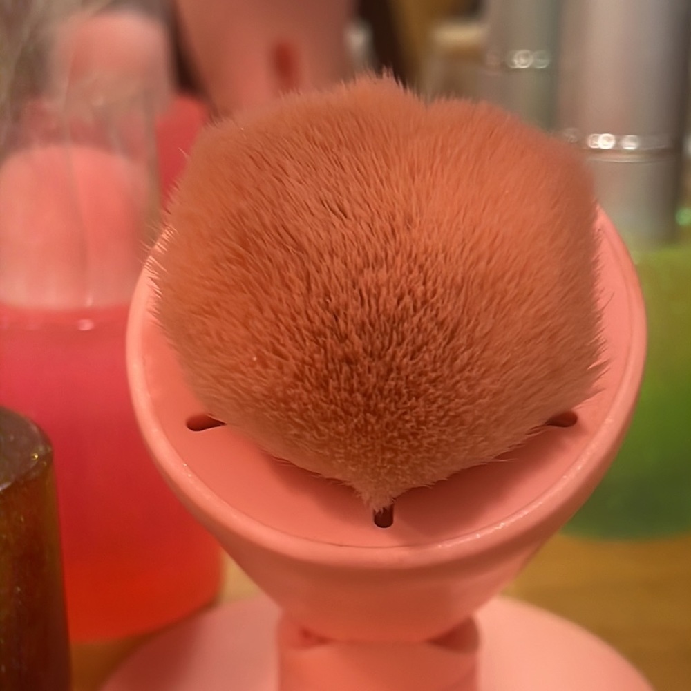 Vegan Kabuki Brush With Glow In The Dark Holder - Picture 2 of 2